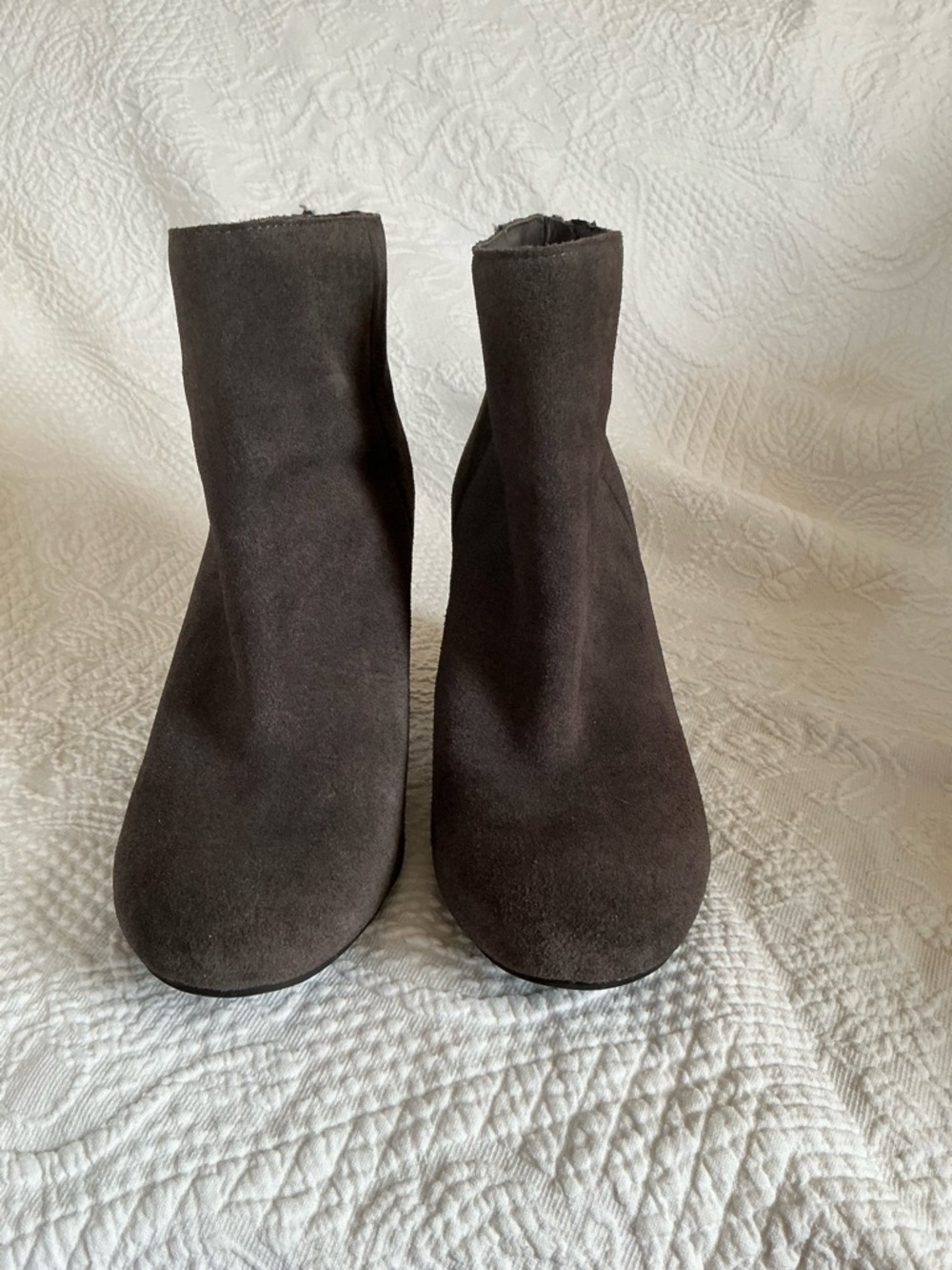 🤎 Reaction Kenneth Cole Carolyn Gray Suede Ankle Boots Rhinestone Covered Heel - Picture 2 of 8